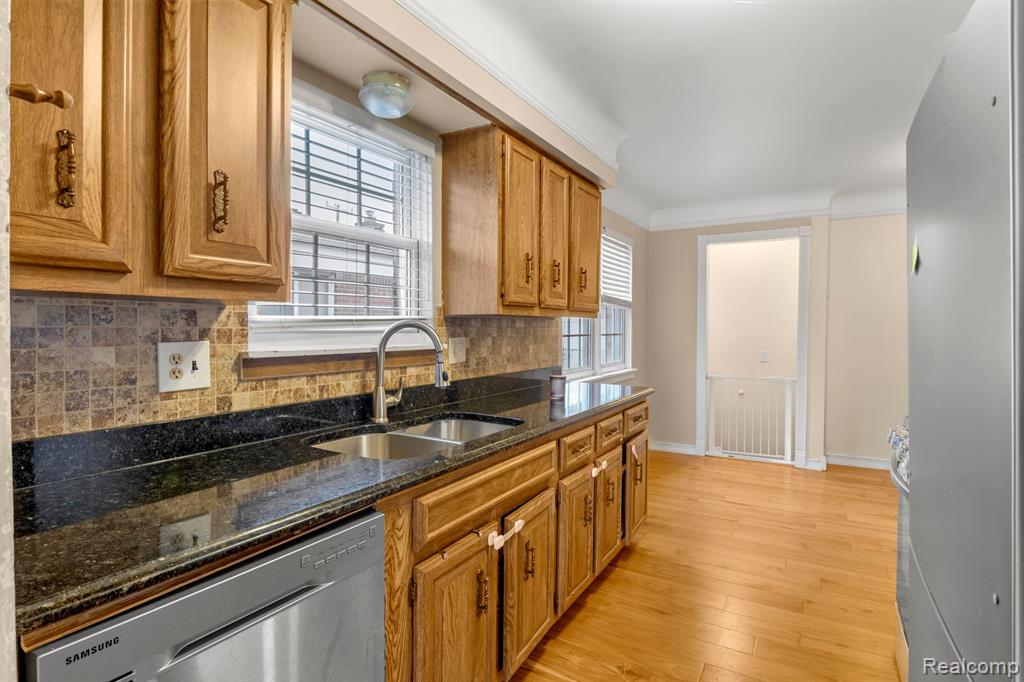 6483 N SILVERY Lane, Dearborn Heights, MI 48127 — Photo 10