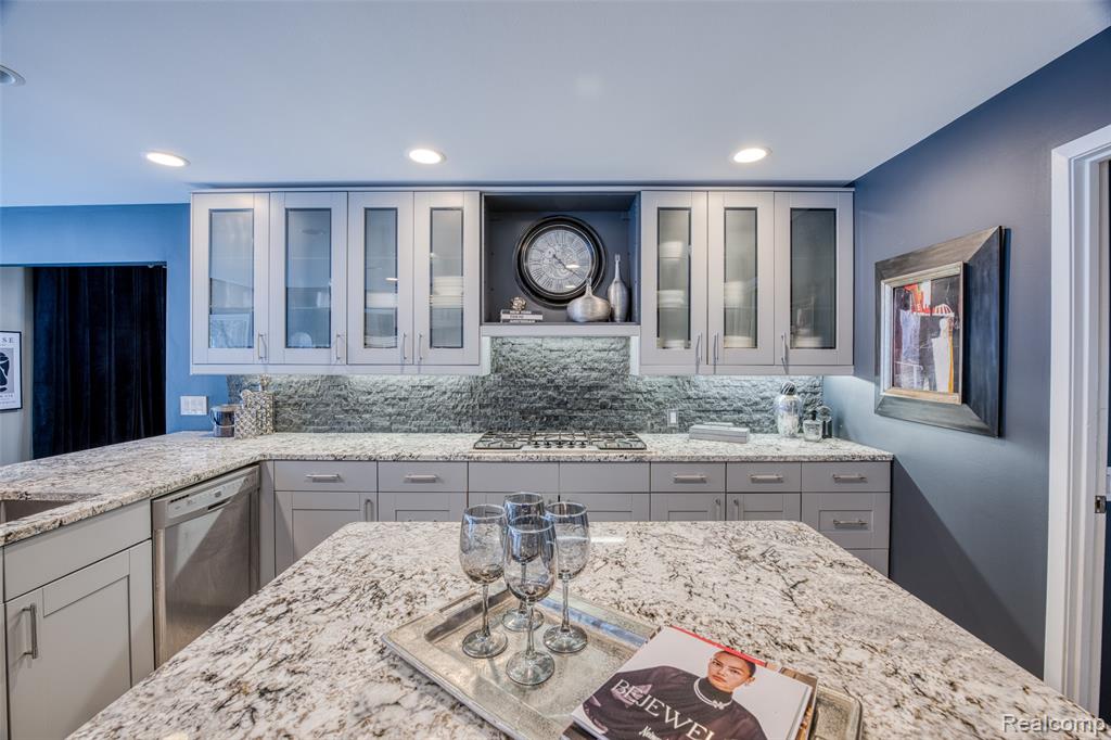 5292 Pond Bluff Drive, West Bloomfield, MI 48323 — Photo 31