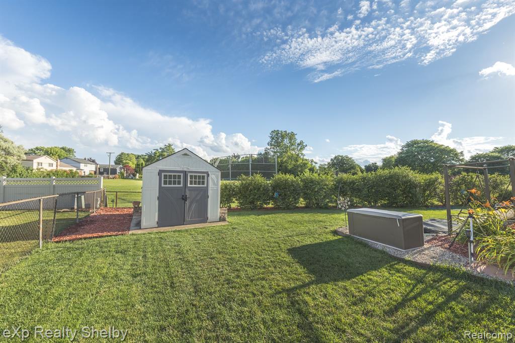 39611 HOLIDAY Drive, Sterling Heights, MI 48313 — Photo 33