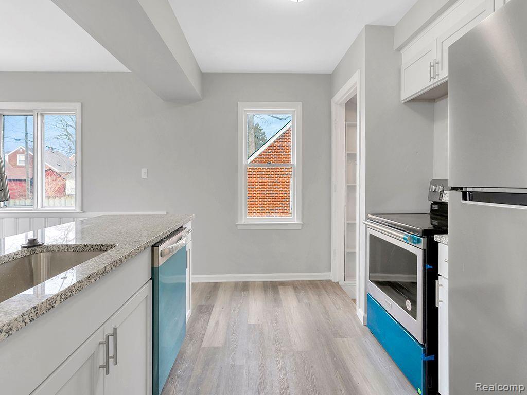 8651 HAZELTON Street, Dearborn Heights, MI 48127 — Photo 12