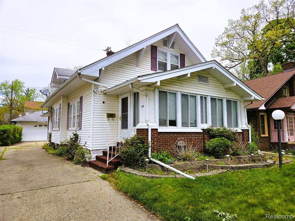 917 E 9TH Street, Flint, MI 48503 — Photo 2