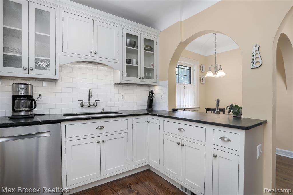454 W Oakridge Street, Ferndale, MI 48220 — Photo 18