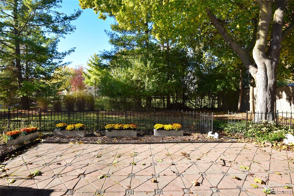 5596 Beauchamp Place, West Bloomfield, MI — Photo 33