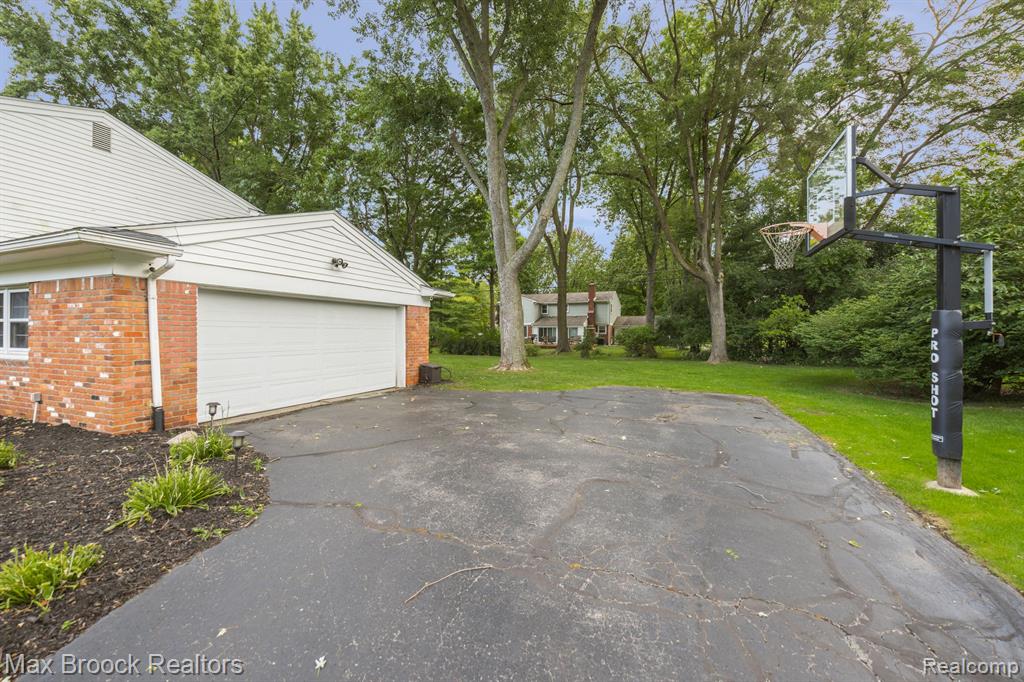 5562 PEBBLESHIRE Road, Bloomfield Hills, MI 48301 — Photo 55