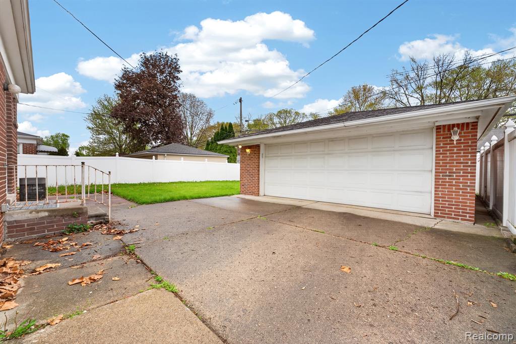 8300 Kinmore Street, Dearborn Heights, MI 48127 — Photo 27