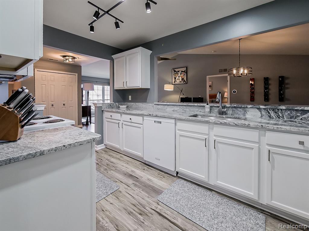 45724 WARWICK Drive, Macomb, MI 48044 — Photo 7