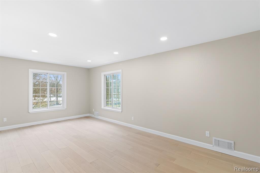 591 E FOX HILLS Drive, Bloomfield Hills, MI 48304 — Photo 15