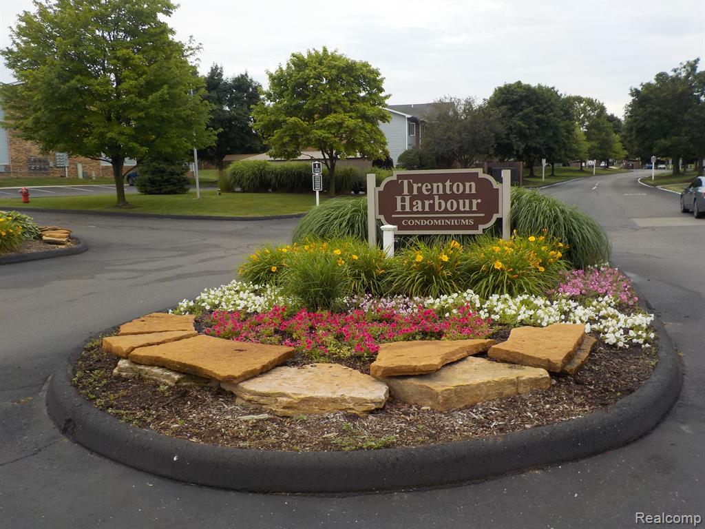 1205 HARBOUR Drive, 40, Trenton, MI 48183 — Photo 2