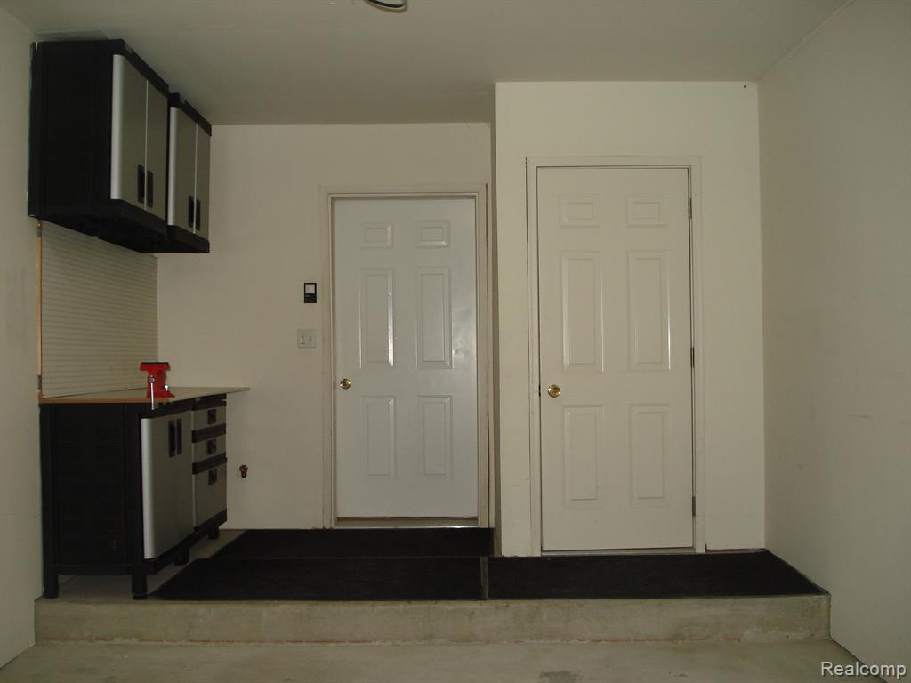 1924 FLAGSTONE Circle, Rochester, MI 48307 — Photo 19
