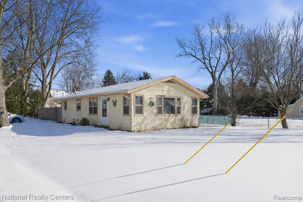 1955 Maddy Lane, Keego Harbor, MI 48320 — front exterior