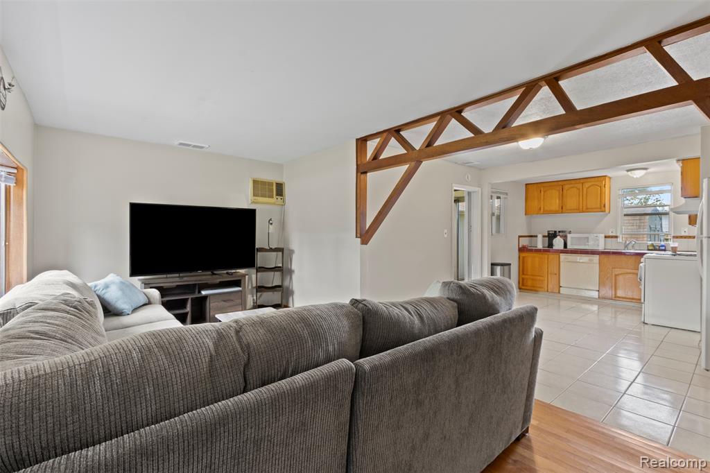 8483 Beatrice, Westland, MI — Photo 3