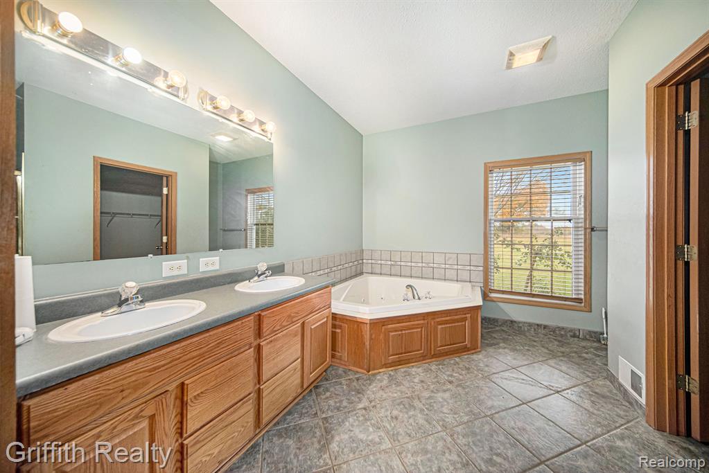 3940 E Cohoctah Road, Howell, MI 48855 — Photo 13