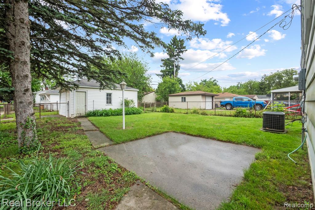 6107 WHITEFIELD Street, Dearborn Heights, MI 48127 — Photo 16