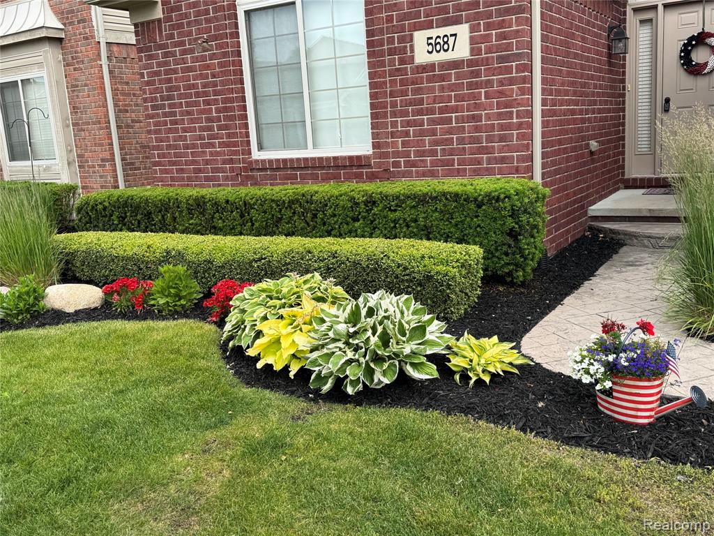 5687 GREGORY Drive, Utica, MI 48317 — Photo 2