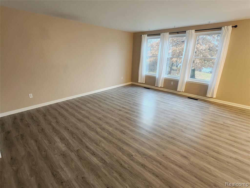 5184 Meadow Crest Circle, Holly, MI 48442 — Photo 6