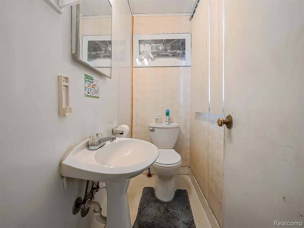 16870 Shaftsbury Avenue, Detroit, MI 48219 — Photo 12