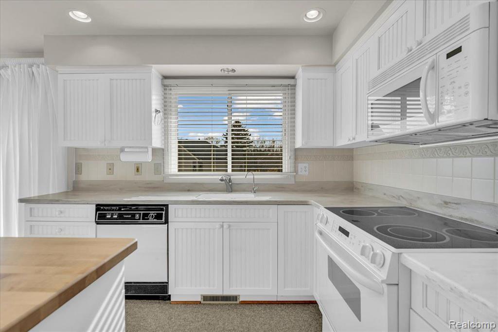 883 TARTAN Trail, Bloomfield Hills, MI 48304 — Photo 12