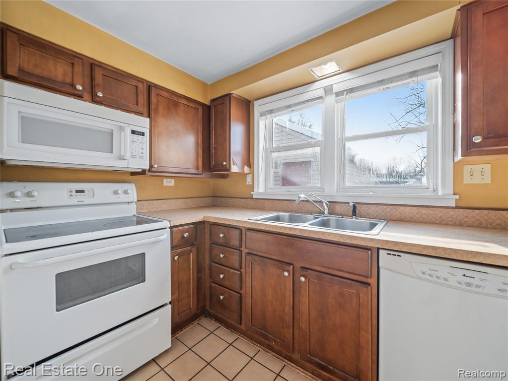 8202 Hyne Road, Brighton, MI 48114 — Photo 8