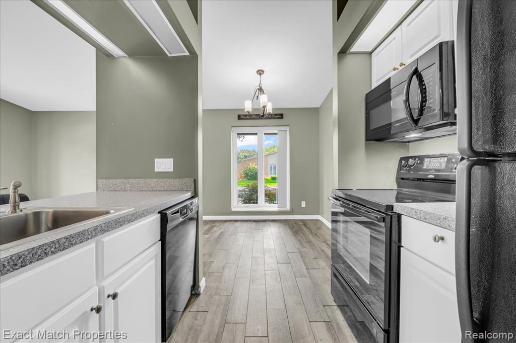 4 Willow Way, Waterford, MI 48328 — Photo 18
