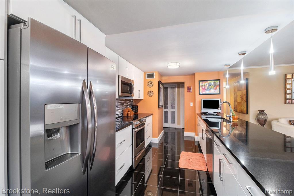 1300 E LAFAYETTE Street, Detroit, MI 48207 — Photo 5