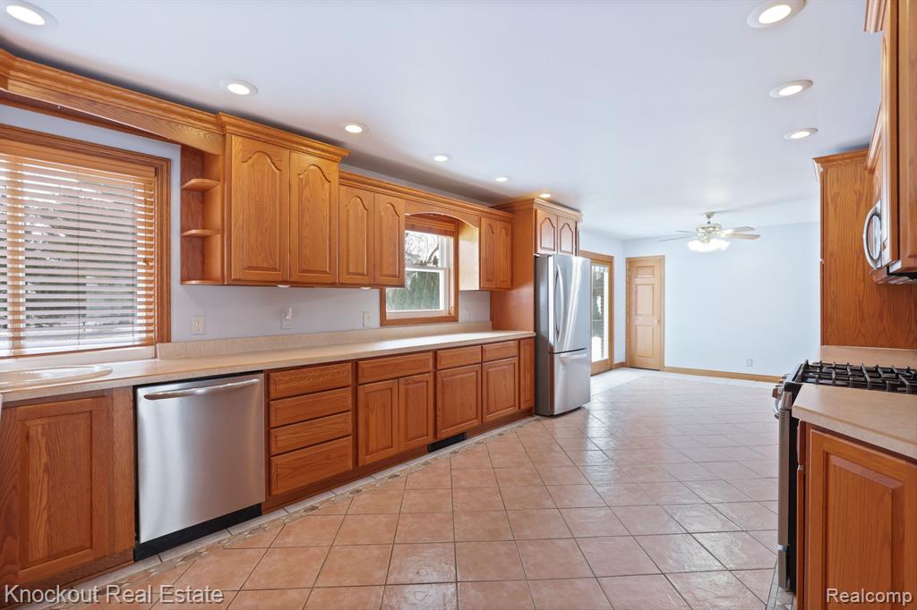 1914 Schust Road, Saginaw, MI 48604 — Photo 17