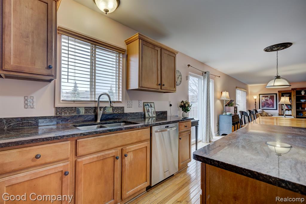 755 OAK POINT Lane, Madison Heights, MI 48071 — Photo 27