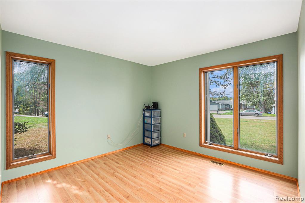 7630 Parkwood Drive, Fenton, MI 48430 — Photo 18