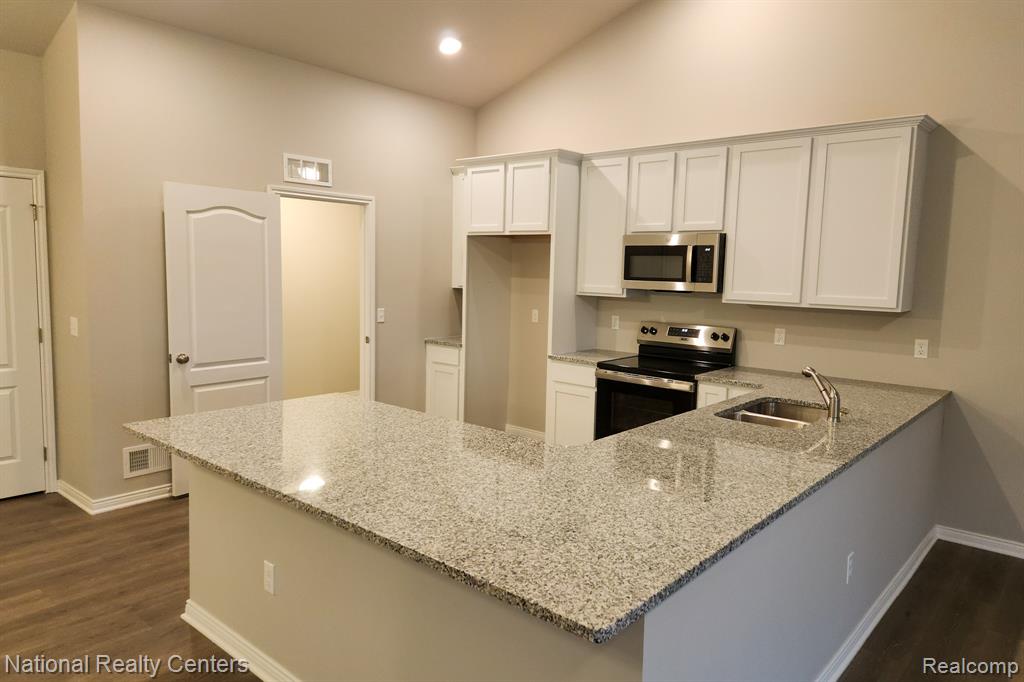 303 Devonshire Drive, 7, Lapeer, MI 48446 — Photo 5