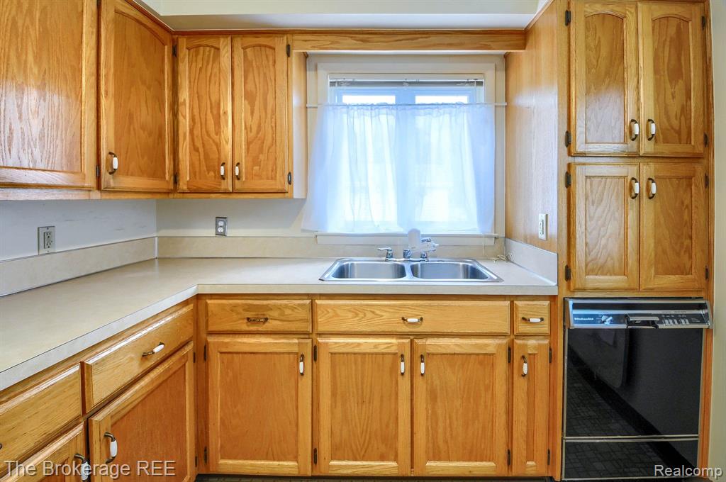 802 W HEMPHILL Road, Flint, MI 48507 — Photo 12