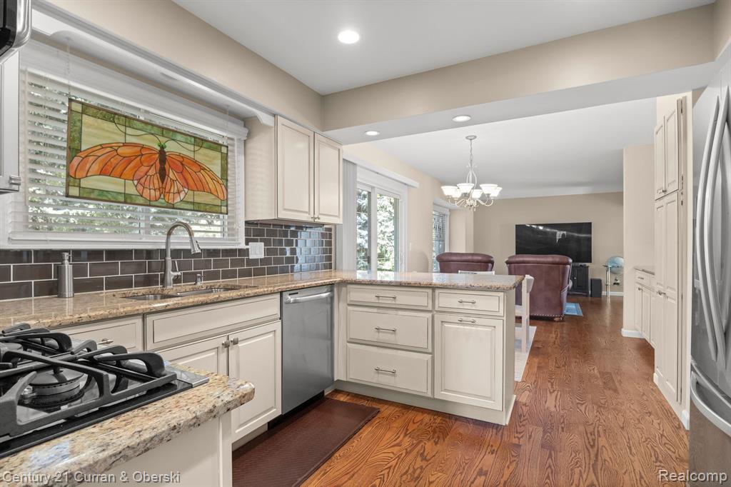 8821 NORTHAMPTON Drive, Plymouth, MI 48170 — Photo 22