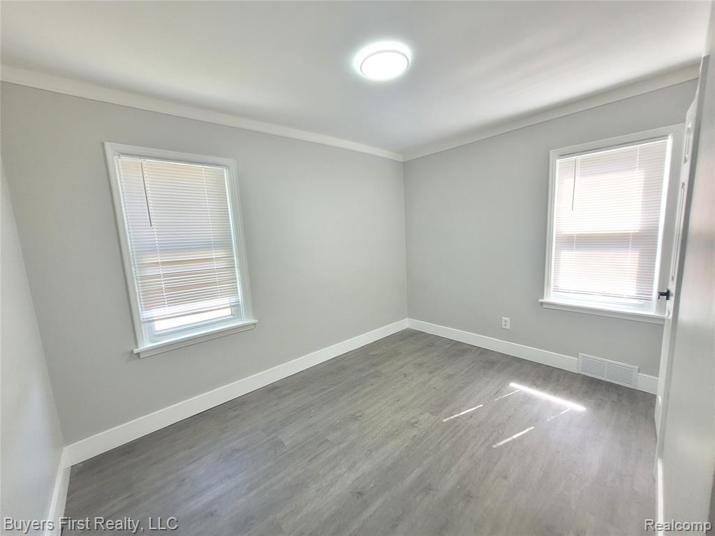 8710 Albany Street, Oak Park, MI 48237 — Photo 13