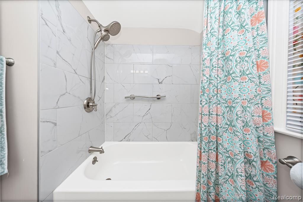 26021 Berkley Avenue, Huntington Woods, MI — Photo 16