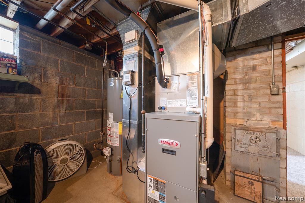 15560 CHARLES R AVE, Eastpointe, MI 48021 — Photo 19