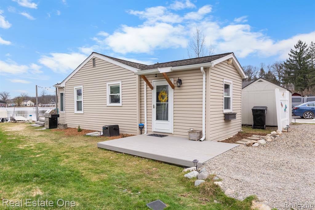 8831 Lagoon Drive, Brighton, MI 48116 — Photo 2