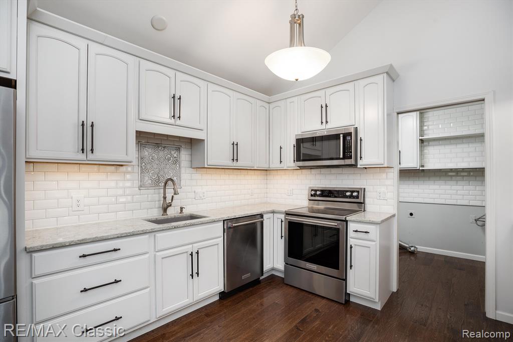 916 VILLAGE Way, South Lyon, MI 48178 — Photo 11