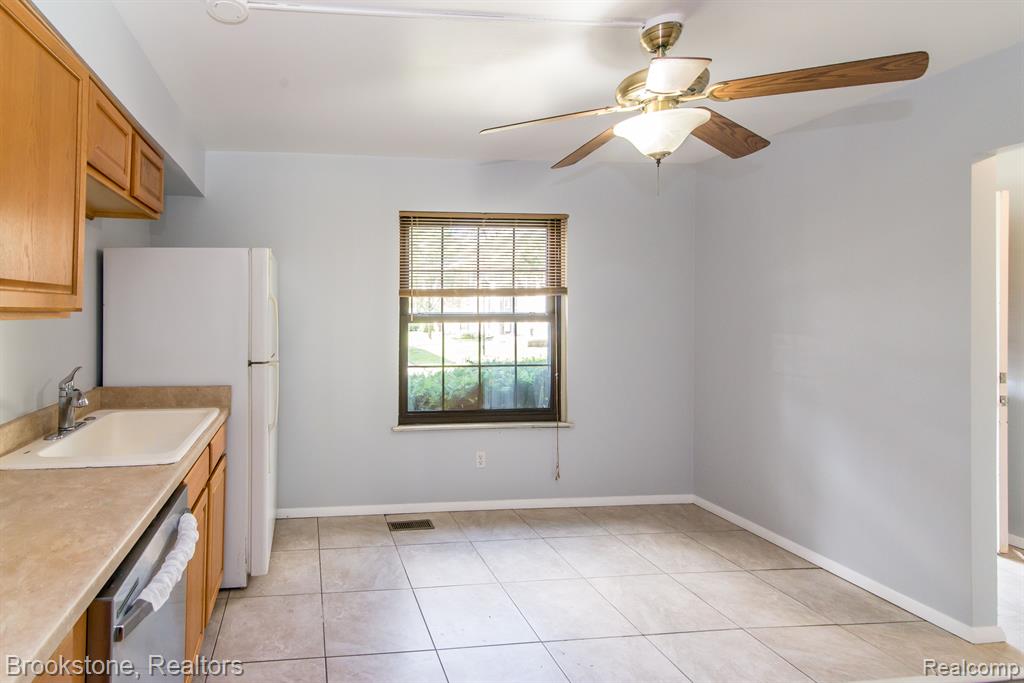 8352 LAKEVIEW Drive, Ypsilanti, MI 48198 — Photo 5