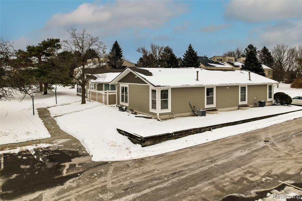 39615 Village Wood Lane, Novi, MI — Photo 37