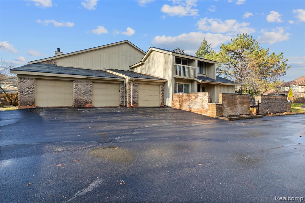 1561 S HILL Boulevard, Bloomfield Hills, MI 48304 — Photo 2