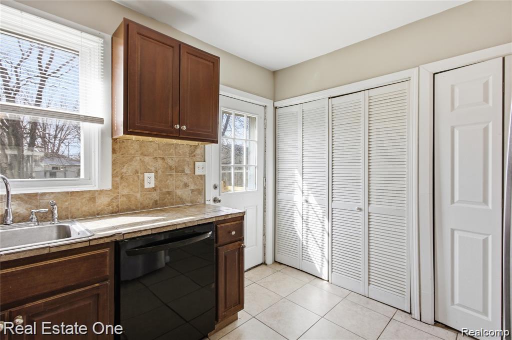 5747 Kingsbury Street, Dearborn Heights, MI 48127 — Photo 6