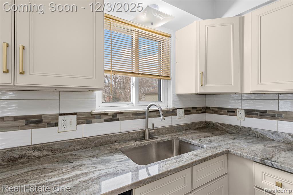 8456 Robindale Avenue, Dearborn Heights, MI 48127 — Photo 15