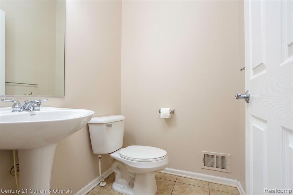 29428 Weston Drive, 124, Novi, MI 48377 — Photo 4