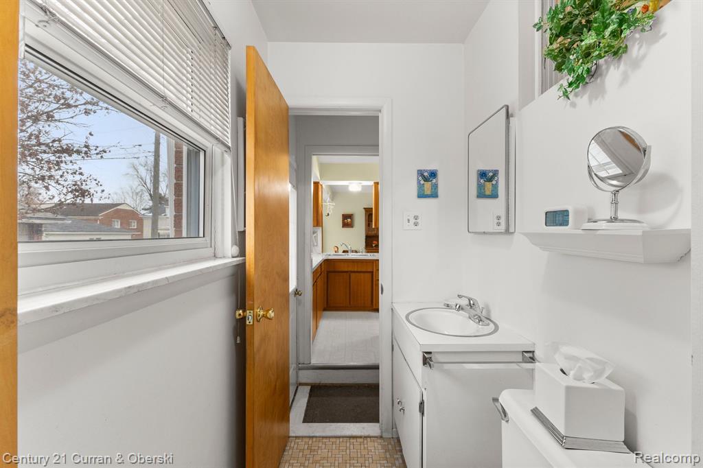 8912 RUSSELL Street, Livonia, MI 48150 — Photo 13