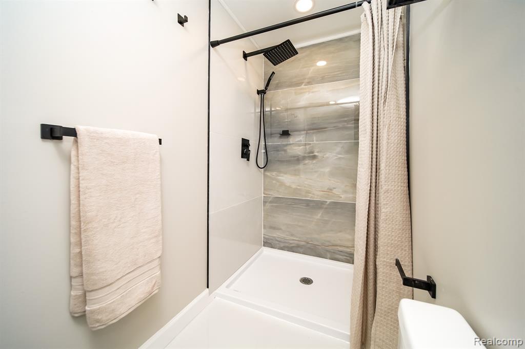 19041 Bungalow Drive, Lathrup Village, MI 48076 — Photo 56