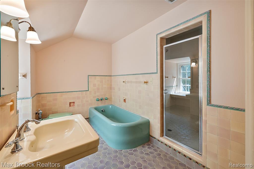 748 Waddington Street, Bloomfield Hills, MI 48301 — Photo 24