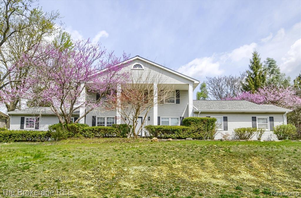 688 UPHILL Road, Milford, MI 48381 — front exterior