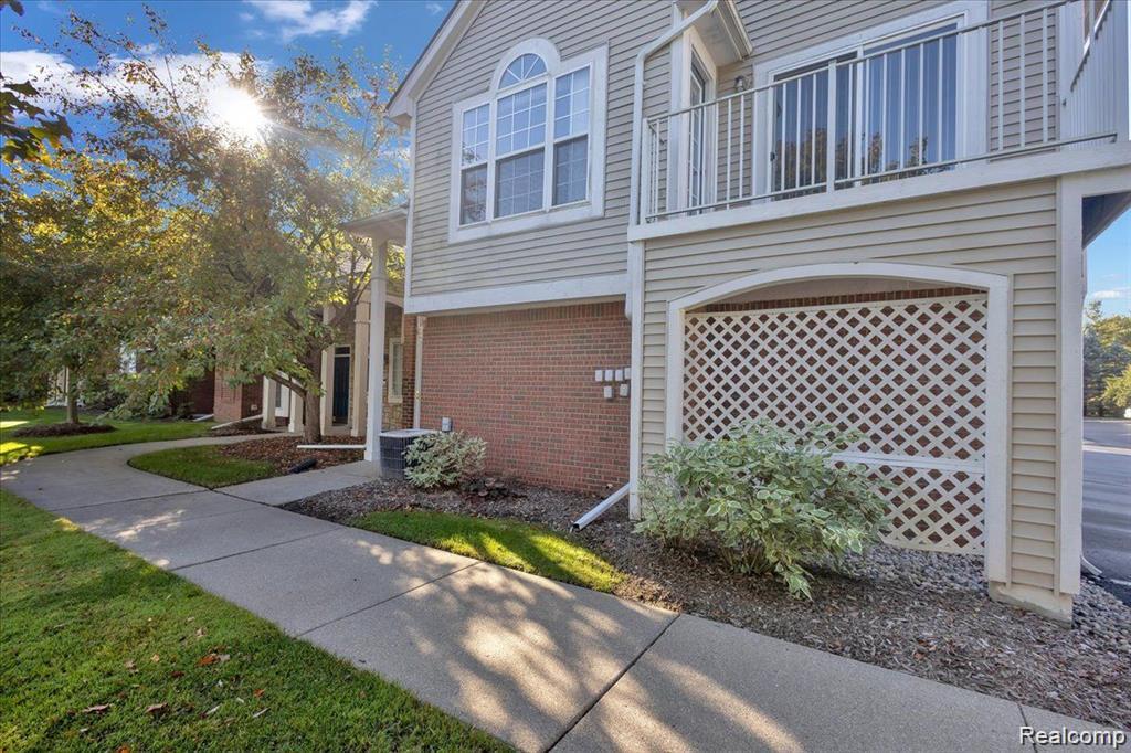5452 PINE AIRES Drive, Sterling Heights, MI 48314 — Photo 2