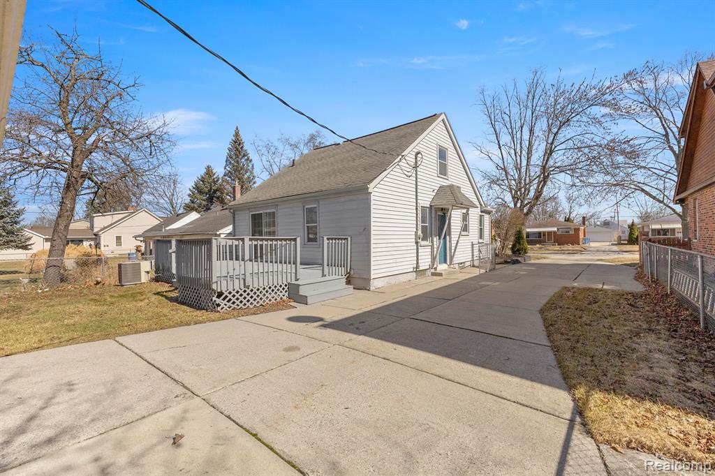 6447 CENTRALIA Street, Dearborn Heights, MI 48127 — Photo 32
