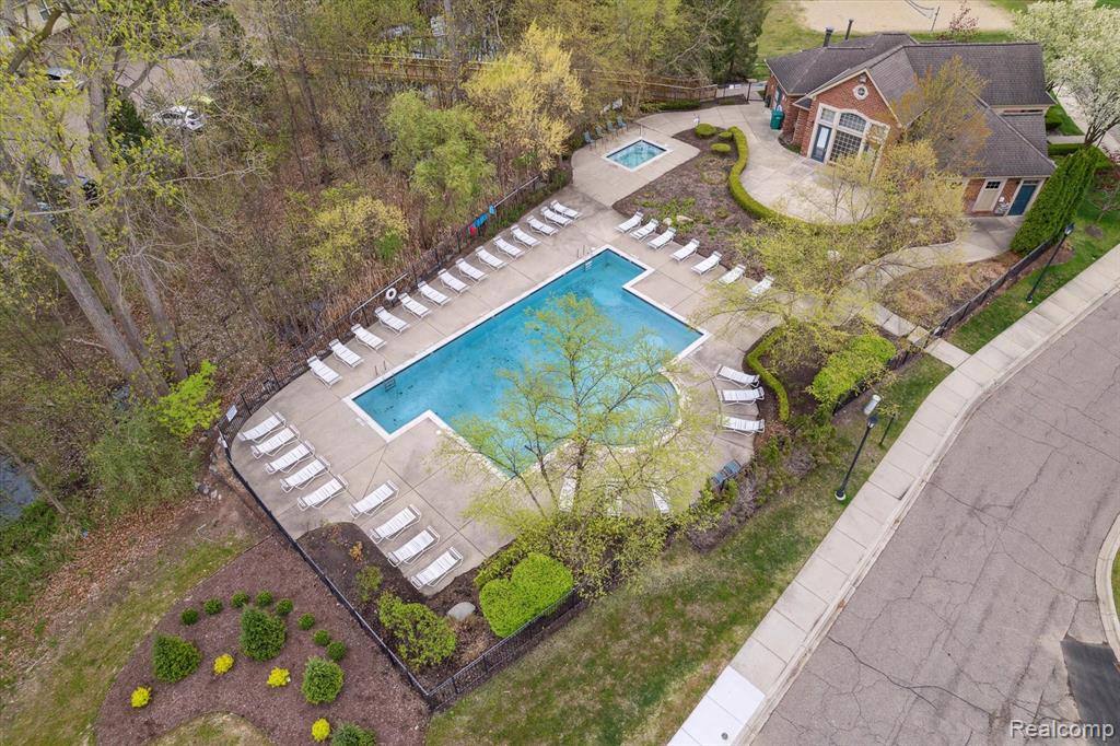 628 POINTE Drive, 277, Walled Lake, MI 48390 — Photo 8
