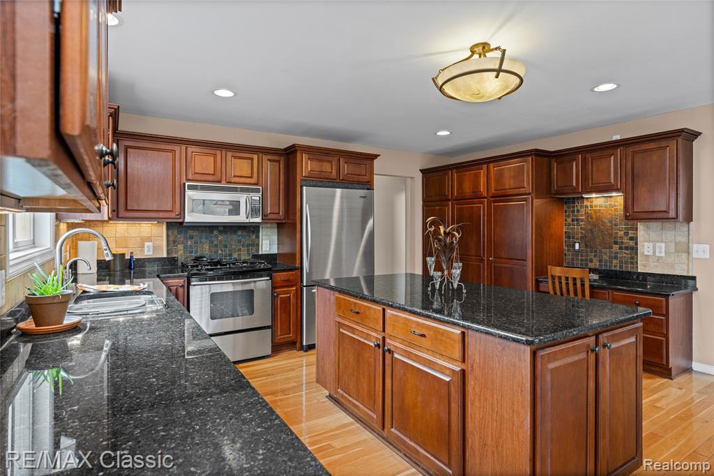 4930 Menominee Lane, Clarkston, MI 48348 — Photo 23