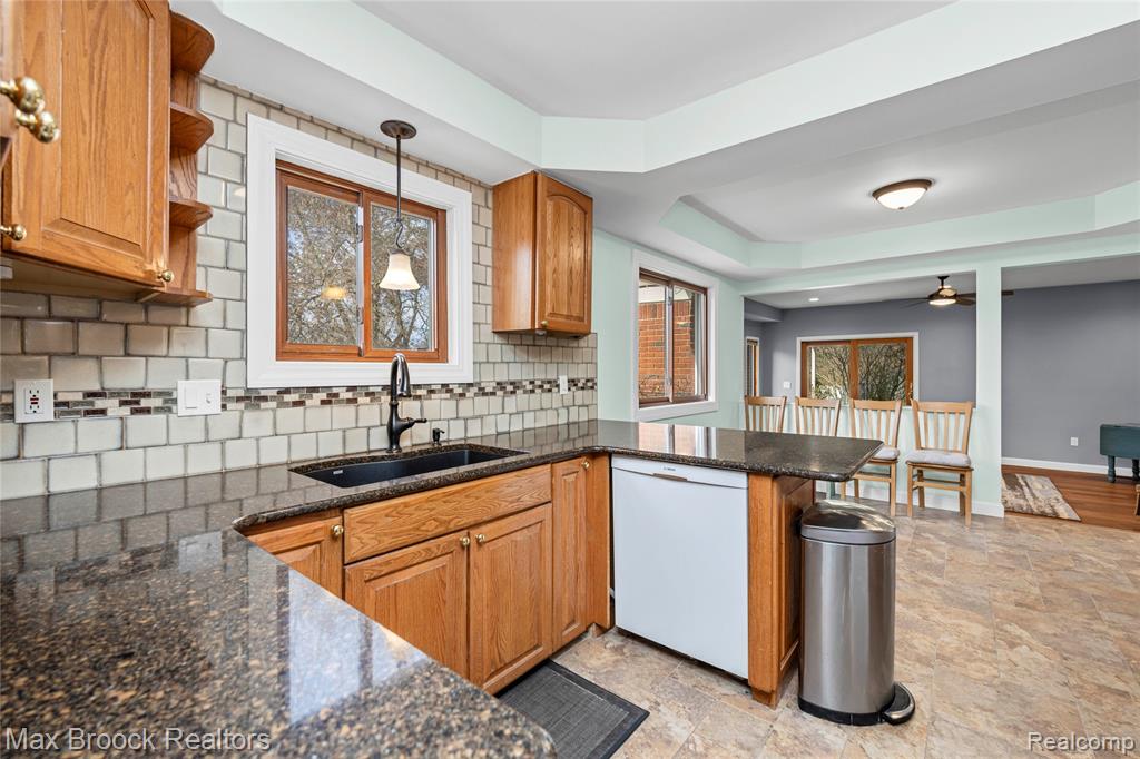 6335 Thorneycroft Drive, Shelby Twp, MI 48316 — Photo 10